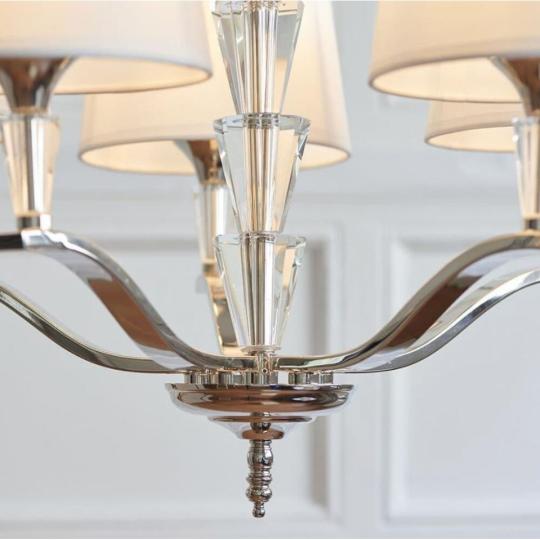 csillar lampa ezust feher lanc vilagos nikkel nappali haloszoba eloszoba folyoso luxus exkluziv villa polgari lakas reszlet.jpg